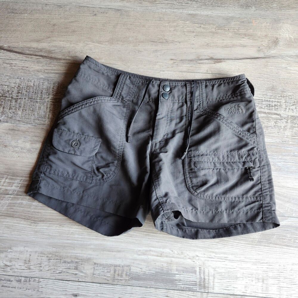 (4) The North Face shorts